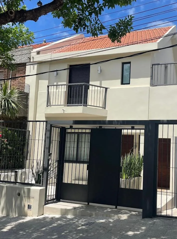 Fachada de vivienda moderna terminada