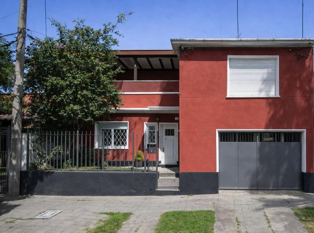 Fachada de vivienda pintada de color rojo