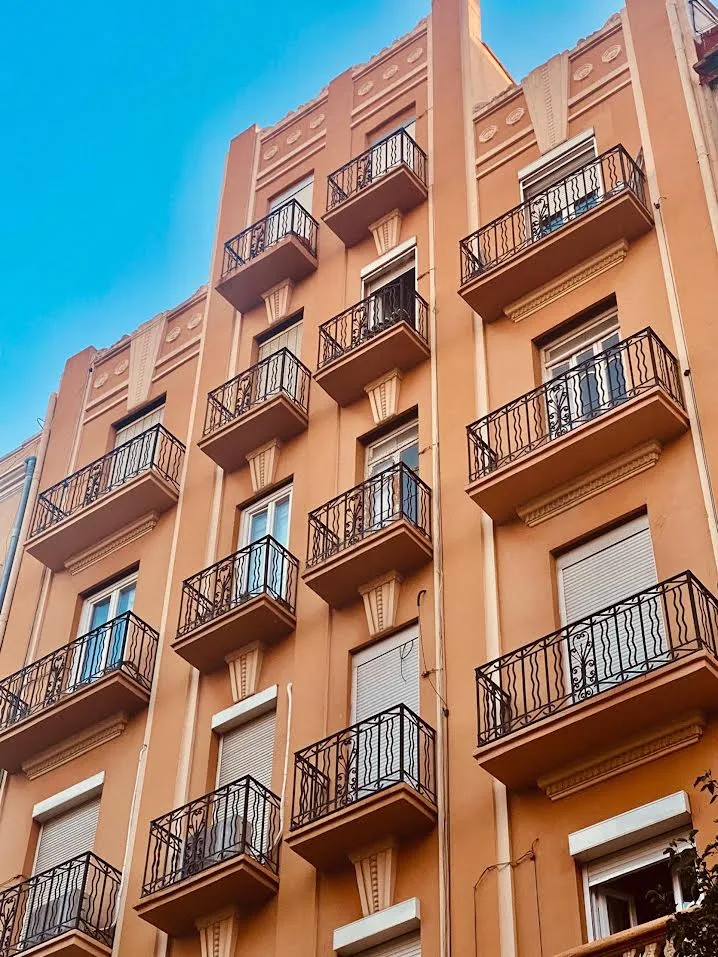 Fachada de edificio con balcones recuperada